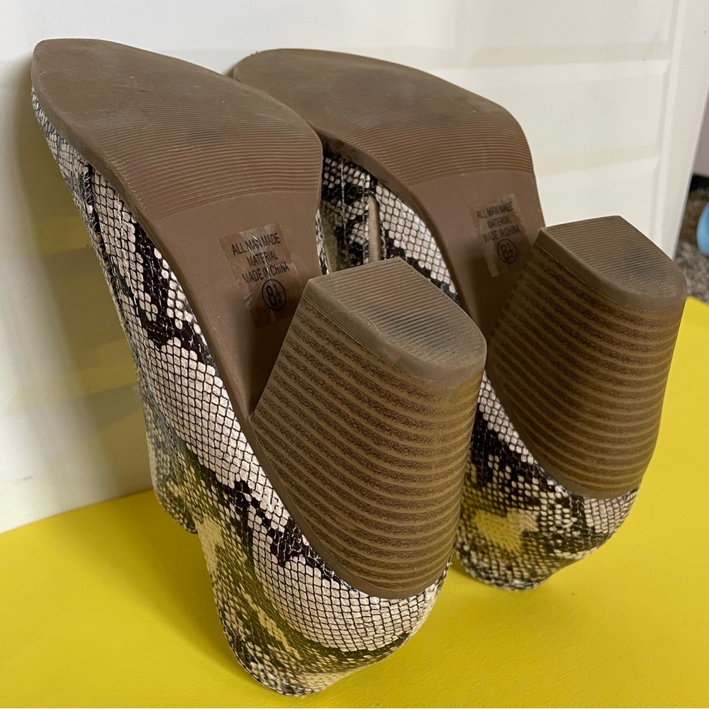 MVE Brown Snake Skin Patterned Ankle Booties. Size 8.5 - Picture 7 of 9